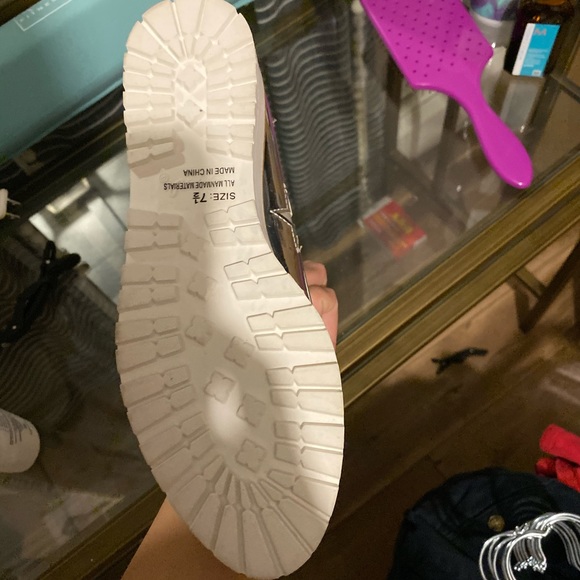 Silver sneaker - Picture 3 of 3